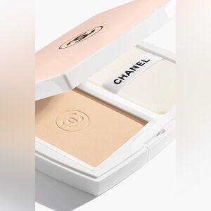 CHANEL LE BLANC COMPACT. BRIGHTENING COMPACT FOUNDATION
LONG-LASTING RADIANC